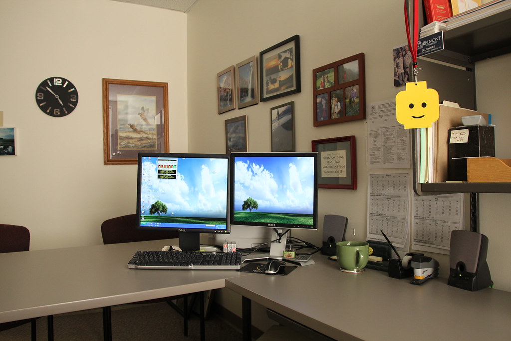 biurko z ergonomicznym krzesłem i monitorem
